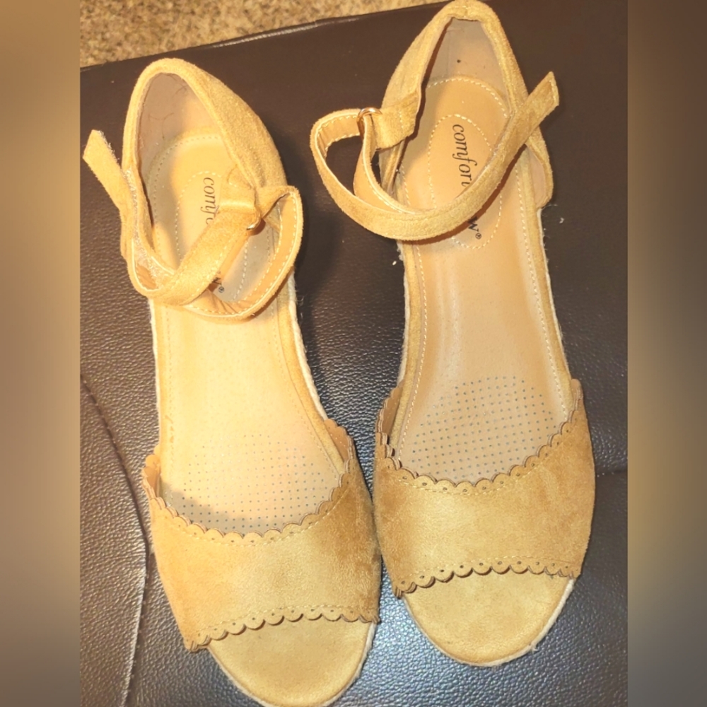 Women 7.5 Comfortview Strapped Wedge Shoes